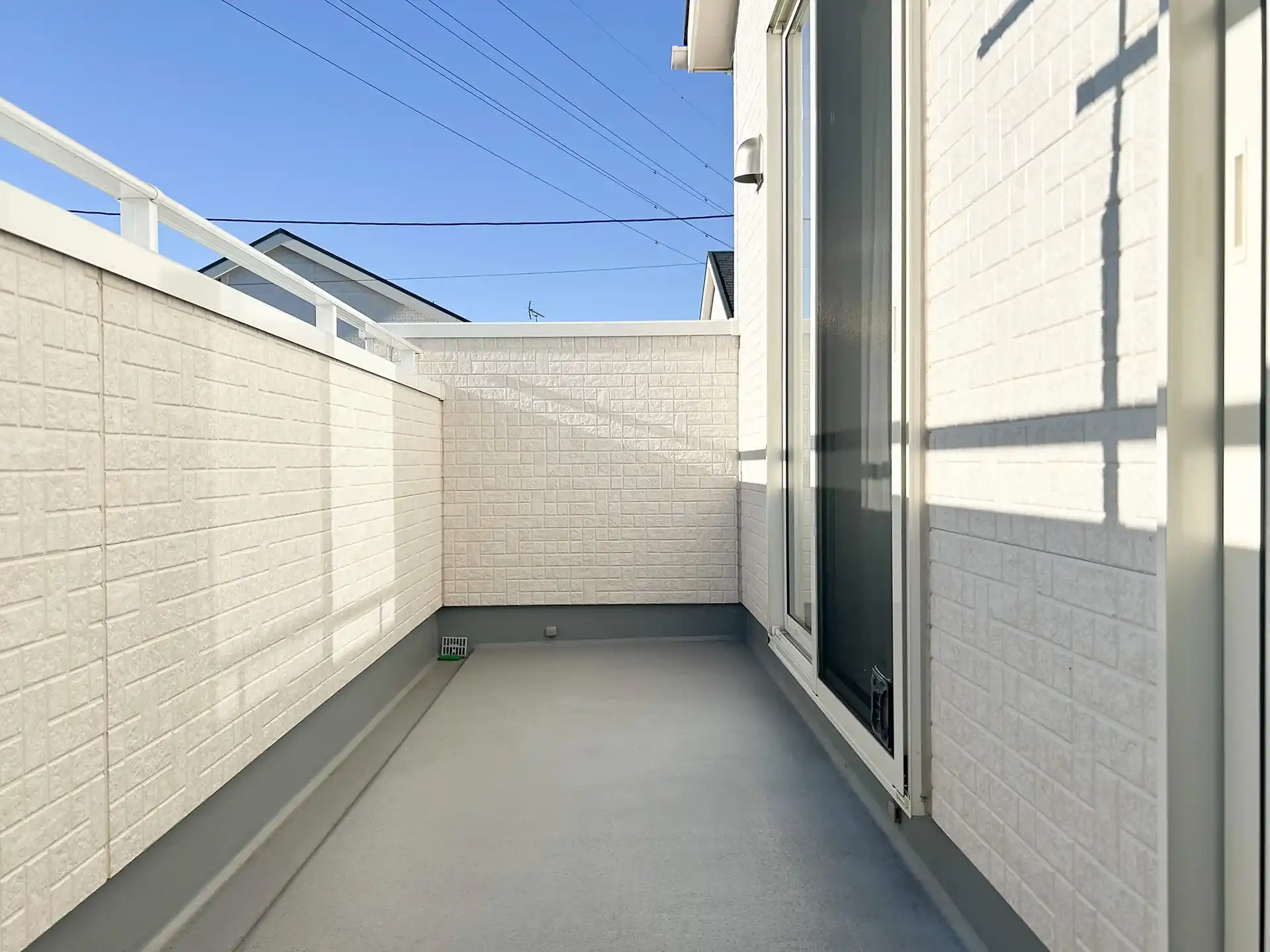 防水面にひびが入った床面の劣化