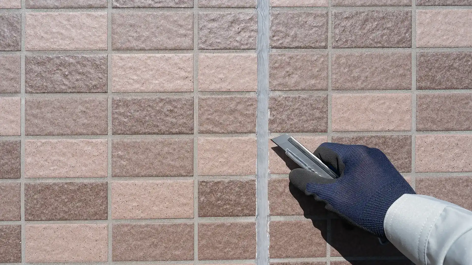 目地のひび割れとシーリング劣化