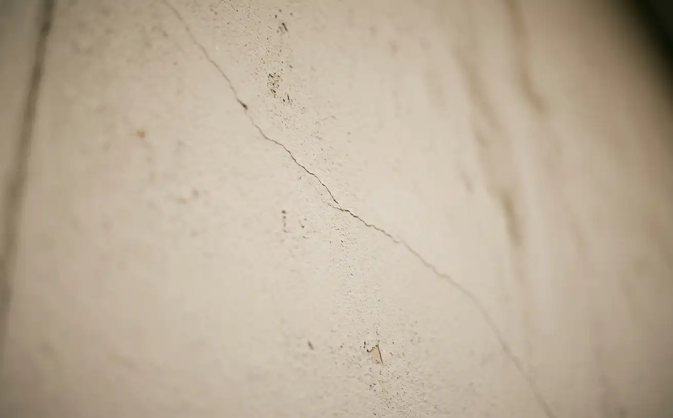 外壁表面に発生したヘアクラック（細いひび割れ）の拡大写真